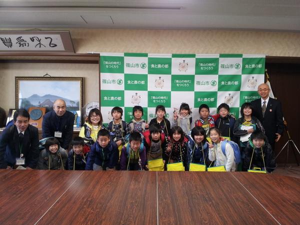16名の西紀小学校3年生の生徒たちと先生と市職員と酒井市長の集合写真